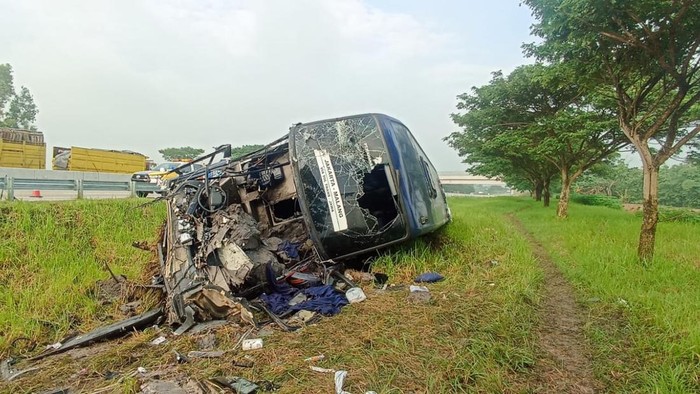Bus Indorent terguling setelah menabrak truk di Tol Solo - Ngawi