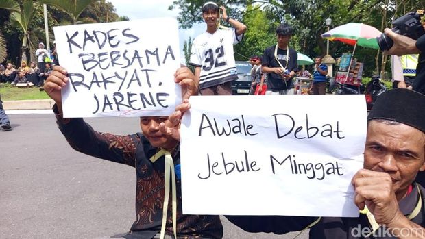 Warga Desa Sambeng, mendatangi DPRD Kabupaten Magelang menolak penambangan tanah uruk untuk tol Jogja-Bawen dengan membawa hasil bumi, Kamis (12/2/2026).