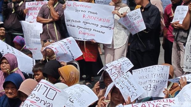 Demo Warga Warga Desa Sambeng, mendatangi DPRD Kabupaten Magelang menolak penambangan tanah uruk untuk tol Jogja-Bawen dengan membawa hasil bumi, Kamis (12/2/2026).