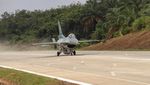 Detik-detik Jet Tempur Mendarat di Tol