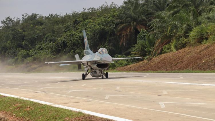 Detik-detik Jet Tempur Mendarat di Tol