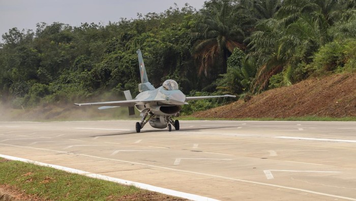 Pesawat tempur Super Tucano melakukan uji coba pendaratan di Jalan Tol Trans Sumatera (JTTS) ruas Jalan Tol Terbanggi Besar–Pematang Panggang–Kayu Agung (Terpeka) di Lampung, Rabu (11/2/2026). Dua pesawat tempur milik TNI Angkatan Udara (AU) yaitu F16 dan Super Tucano melakukan uji coba pendaratan di JTTS ruas Terpeka, Lampung dalam rangka penguatan kesiapan operasional landasan darurat guna mendukung pertahanan negara. ANTARA FOTO/Hand Out/Dok PT HKA/Lmo/rwa.