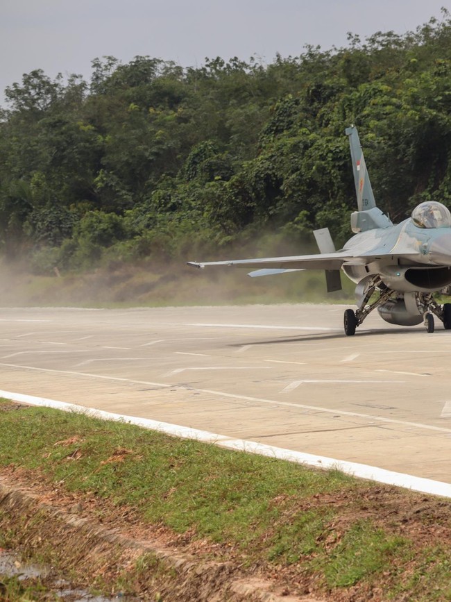Detik-detik Jet Tempur Mendarat di Tol