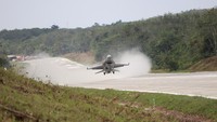Pesawat tempur Super Tucano melakukan uji coba pendaratan di Jalan Tol Trans Sumatera (JTTS) ruas Jalan Tol Terbanggi Besar-Pematang Panggang-Kayu Agung (Terpeka) di Lampung, Rabu (11/2/2026). ANTARA FOTO/Hand Out/Dok PT HKA