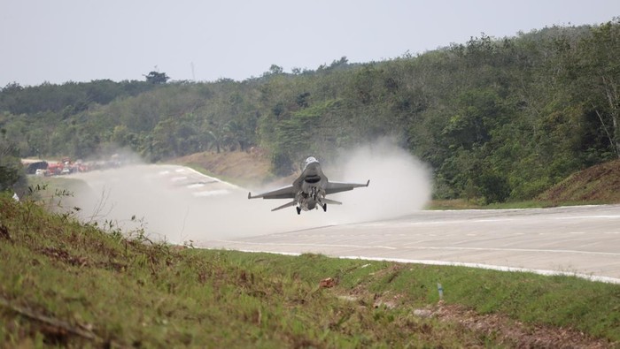 Pesawat tempur Super Tucano melakukan uji coba pendaratan di Jalan Tol Trans Sumatera (JTTS) ruas Jalan Tol Terbanggi Besar–Pematang Panggang–Kayu Agung (Terpeka) di Lampung, Rabu (11/2/2026). Dua pesawat tempur milik TNI Angkatan Udara (AU) yaitu F16 dan Super Tucano melakukan uji coba pendaratan di JTTS ruas Terpeka, Lampung dalam rangka penguatan kesiapan operasional landasan darurat guna mendukung pertahanan negara.  ANTARA FOTO/Hand Out/Dok PT HKA/Lmo/rwa.