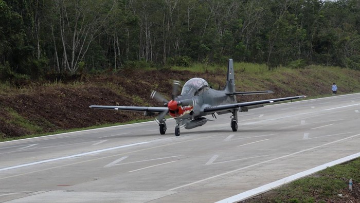 Pesawat tempur Super Tucano melakukan uji coba pendaratan di Jalan Tol Trans Sumatera (JTTS) ruas Jalan Tol Terbanggi Besar–Pematang Panggang–Kayu Agung (Terpeka) di Lampung, Rabu (11/2/2026). Dua pesawat tempur milik TNI Angkatan Udara (AU) yaitu F16 dan Super Tucano melakukan uji coba pendaratan di JTTS ruas Terpeka, Lampung dalam rangka penguatan kesiapan operasional landasan darurat guna mendukung pertahanan negara.  ANTARA FOTO/Hand Out/Dok PT HKA/Lmo/rwa.