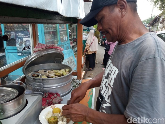 Didin Badrudin, penjual siomay di Jalan Veteran, Kota Cirebon