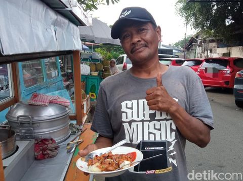 Didin Badrudin, penjual siomay di Jalan Veteran, Kota Cirebon Didin Badrudin, penjual siomay di Jalan Veteran, Kota Cirebon