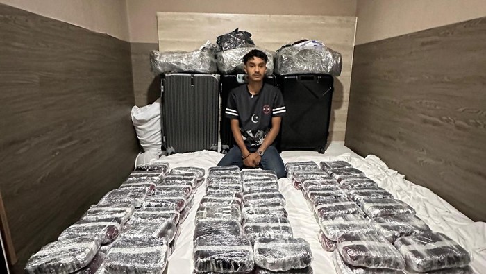 Kurir Narkoba Dari Malaysia Ditangkap di Dumai, Menyita 99 Ribu Butir Happy Five!