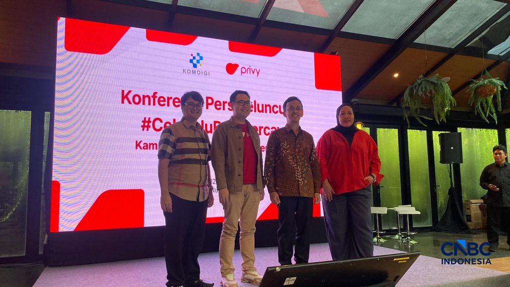 Direktur Pengawasan Sertifikasi dan Transaksi Elektronik Kementerian Komunikasi dan Digital, Teguh Arifiyadi, dalam Konferensi Pers Peluncuran Kampanye #CekDuluBaruPercaya, di Jakarta, Kamis (12/2/2026). (CNBC Indonesia/Novina Putri Bestari)