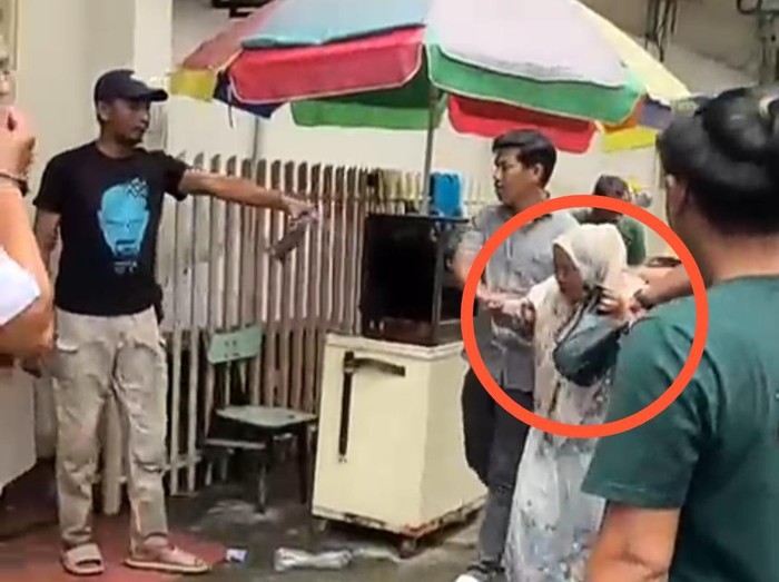 Emak-emak di Makassar diamankan warga usai mencuri lalu membakar toko emas.