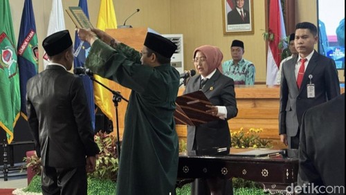 Fakhruddin, kakak mantan Wakil Bupati dua periode Kabupaten Sumbawa Barat (KSB) Fud Syaifuddin, dilantik menjadi anggota DPRD NTB sisa masa jabatan periode 2024-2029 saat rapat paripurna, Kamis (12/2/2026). (Foto: Ahmad Viqi/detikBali).
