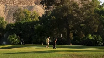 Ada lapangan golf tepat di sebelah Piramida Agung Giza Foto: Buzzfeed