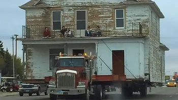 Seluruh rumah dapat dipindahkan di atas bak truk Foto: Buzzfeed