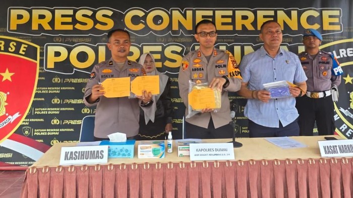 Foto: Polisi menunjukkan barang bukti sabu hasil tangkapan (Dok Polres Dumai)