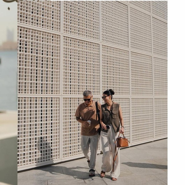 Potret Gading Marten dan Medina Dina Jalan-jalan di Louvre Abu Dhabi