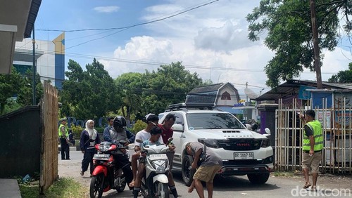 Suasana antrean parkir di kawasan Gor Turida Mataram, Kamis (12/2/2026).
