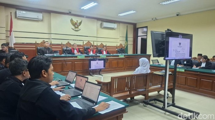 Gubernur Khofifah di Pengadilan Tipikor