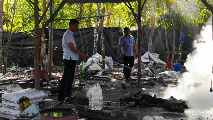 Gudang peleburan yang digerebek polisi.