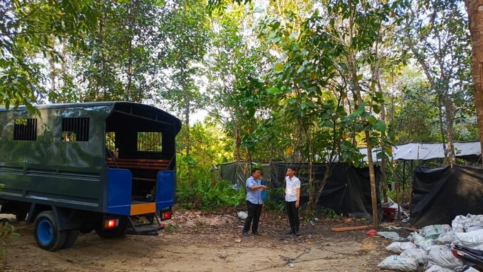 Gudang peleburan yang digerebek polisi.