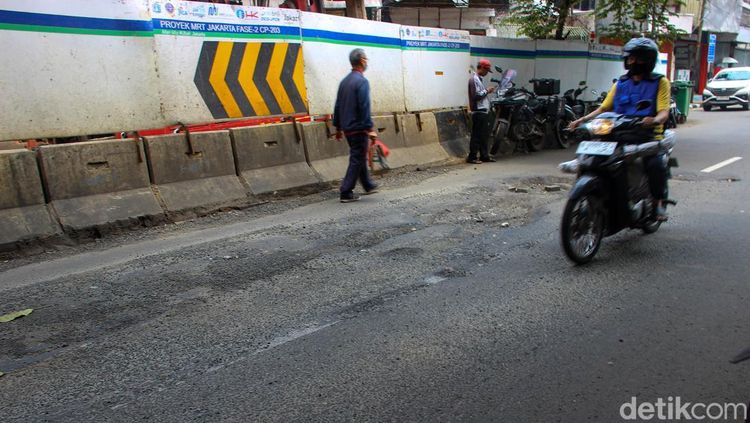 Hati-hati Melintas, Jalan Berlubang di Pintu Besar Selatan Arah Glodok