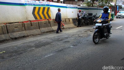 Hati-hati Melintas, Jalan Berlubang di Pintu Besar Selatan Arah Glodok