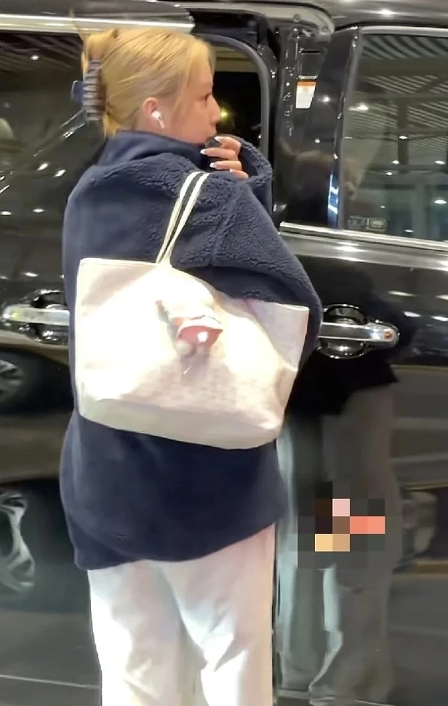 Sebelum ini Huang Xin juga diperbincangkan setelah terlihat di bandara dengan rambut pirang. Sebagian orang menyebutnya ‘pemberontak’. Setelah itu, netizen menunggu gaya-gayanya yang lain. Foto: Weibo