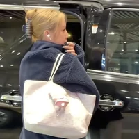 Sebelum ini Huang Xin juga diperbincangkan setelah terlihat di bandara dengan rambut pirang. Sebagian orang menyebutnya ‘pemberontak’. Setelah itu, netizen menunggu gaya-gayanya yang lain. Foto: Weibo