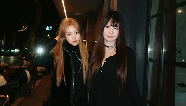 Adapun foto yang beredar online menunjukkan Huang Xin bersama seorang teman di bandara setelah kembali dari luar negeri untuk liburan musim dingin. Gaya hidupnya yang mewah juga menarik atensi netizen di tengah kabar orang tuanya mengalami kesulitan finansial. Foto: Weibo