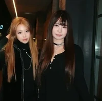 Adapun foto yang beredar online menunjukkan Huang Xin bersama seorang teman di bandara setelah kembali dari luar negeri untuk liburan musim dingin. Gaya hidupnya yang mewah juga menarik atensi netizen di tengah kabar orang tuanya mengalami kesulitan finansial. Foto: Weibo