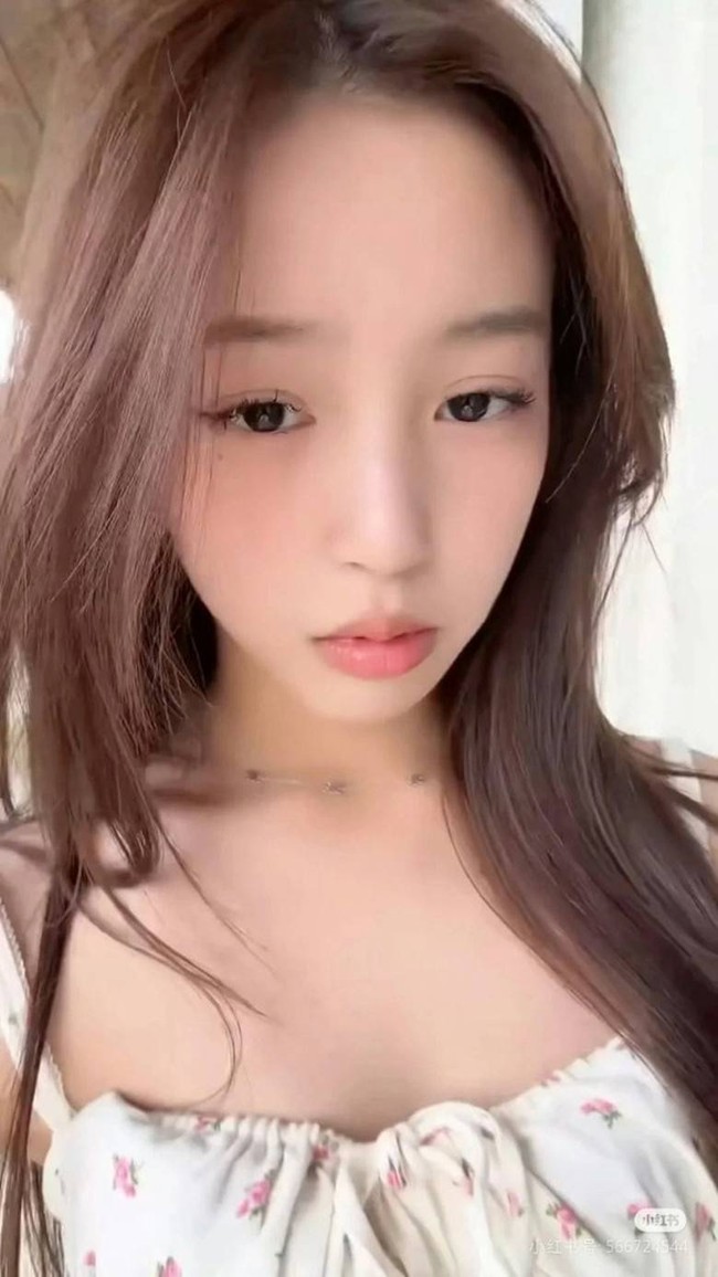 Pada Agustus 2021, sang ibu, Vicky Zhao tiba-tiba dimasukkan ke dalam daftar hitam pemerintah China, yang mengakibatkan penghapusan keberadaan juga karyanya di dunia maya, dan pembekuan beberapa aset. Foto: Weibo