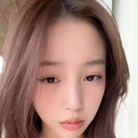 Pada Agustus 2021, sang ibu, Vicky Zhao tiba-tiba dimasukkan ke dalam daftar hitam pemerintah China, yang mengakibatkan penghapusan keberadaan juga karyanya di dunia maya, dan pembekuan beberapa aset. Foto: Weibo