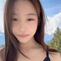 Huang Xin yang juga dikenal dengan nama panggilan Xiao Si Yue memamerkan penampilan cantiknya yang jadi sorotan. Mendekati usia 17 tahun, kecantikannya bikin netizen terpesona. Foto: Weibo