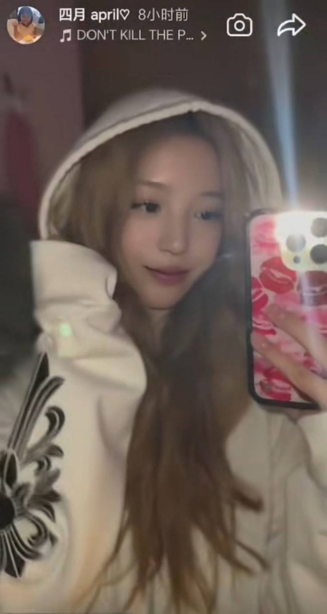 Rambutnya yang diwarnai pirang dan tatapan percaya dirinya disebut memancarkan aura ‘selebriti’. Foto: Weibo