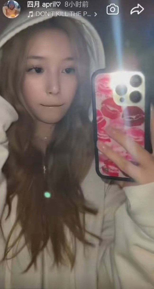 Xiao Si Yue menuai perhatian dengan sosoknya yang sudah tumbuh dewasa dengan mata besar, pangkal hidung yang tinggi, serta bentuk tubuh semapai yang ramping. Foto: Weibo