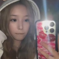 Xiao Si Yue menuai perhatian dengan sosoknya yang sudah tumbuh dewasa dengan mata besar, pangkal hidung yang tinggi, serta bentuk tubuh semapai yang ramping. Foto: Weibo