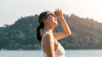 Bukan Matahari Saja, Ternyata Ini Penyebab Kulit Kusam Saat Traveling