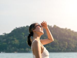 Bukan Matahari Saja, Ternyata Ini Penyebab Kulit Kusam Saat Traveling