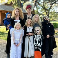 Ia tak segan memberikan pujian bagi sang istri yang telah rela mendampinginya di masa-masa sulit maupun senang, termasuk saat mengidap kanker. “Terima kasih kepada istriku yang seperti pahlawan super, @vanderkimberly, yang selalu melampaui batas kemampuan manusia yang kupikirkan. Aku mencintai kalian semua dengan sepenuh hatiku.” Foto: Instagram/@vanderjames