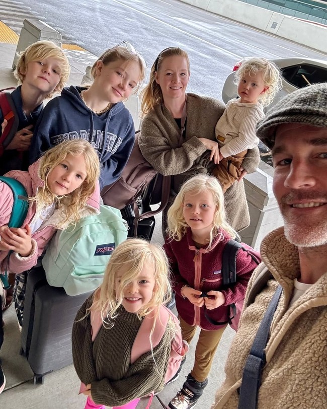 James Van Der Beek meninggalkan istri tercinta, Kimberly Van Der Beek, dan enam anak. Semasa hidup, ia dikenal sangat dekat dengan anak-anaknya dan kerap membagikan momen kehangatan dan kebersamaan mereka di media sosial. Foto: Instagram/@vanderjames
