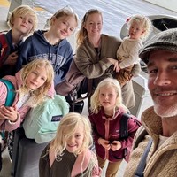 James Van Der Beek meninggalkan istri tercinta, Kimberly Van Der Beek, dan enam anak. Semasa hidup, ia dikenal sangat dekat dengan anak-anaknya dan kerap membagikan momen kehangatan dan kebersamaan mereka di media sosial. Foto: Instagram/@vanderjames