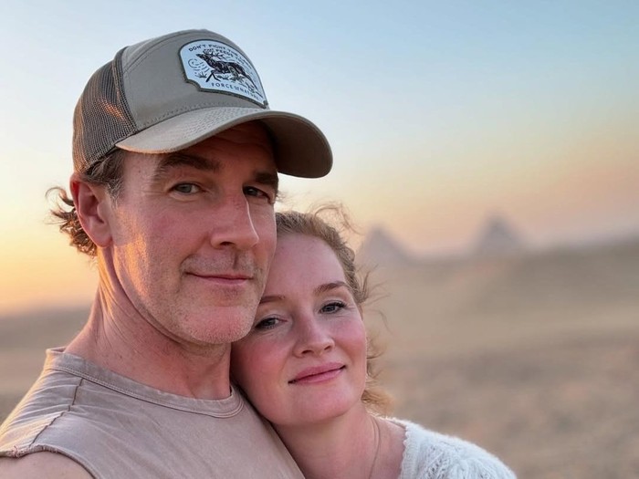 Potret James Van Der Beek bersama keluarga.