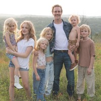 “Ada banyak hal yang ingin kami sampaikan mengenai keinginannya, kecintaannya pada kemanusiaan, dan kesakralan waktu. Hari-hari itu akan tiba. Untuk saat ini, kami memohon ketenangan dan privasi saat kami berduka atas kepergian suami, ayah, putra, saudara, dan sahabat kami yang tercinta,” tutup pesan tersebut. Foto: Instagram/@vanderjames