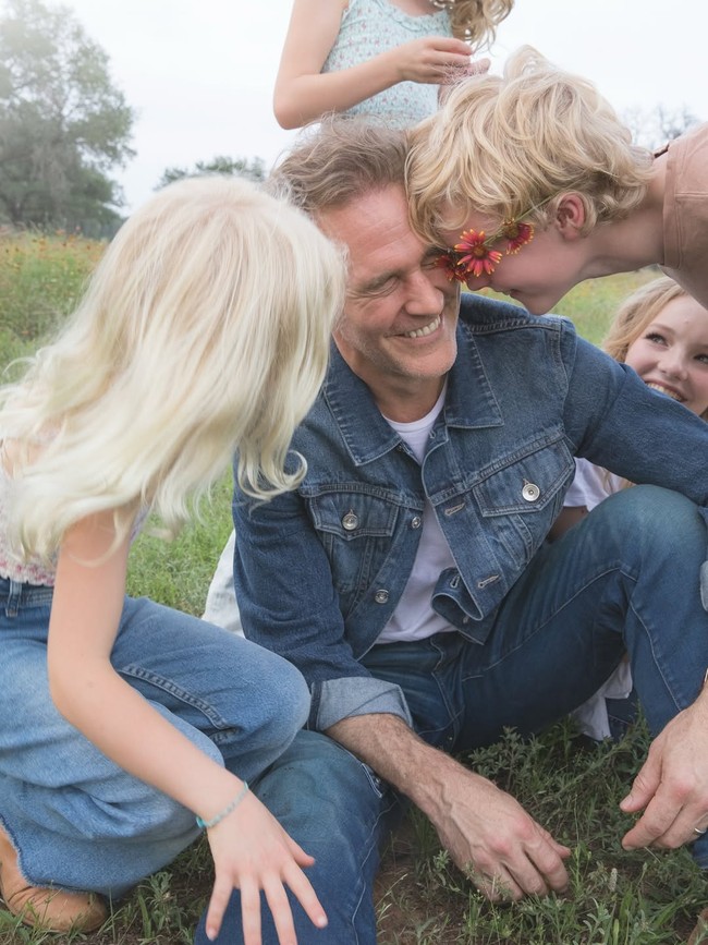 “Menjadi seorang ayah adalah kehormatan terbesar dalam hidupku. Terima kasih kepada anak-anakku karena telah mengajariku kembali bagaimana hidup, tertawa, mencintai, dan hadir dalam hidupku sendiri dan di dunia,” tulis James ketika mengunggah foto dirinya bersama Olivia, Joshua, Annabel Leah, Emilia, Gwendolyn dan Jeremiah. Foto: Instagram/@vanderjames