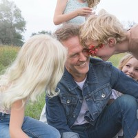 “Menjadi seorang ayah adalah kehormatan terbesar dalam hidupku. Terima kasih kepada anak-anakku karena telah mengajariku kembali bagaimana hidup, tertawa, mencintai, dan hadir dalam hidupku sendiri dan di dunia,” tulis James ketika mengunggah foto dirinya bersama Olivia, Joshua, Annabel Leah, Emilia, Gwendolyn dan Jeremiah. Foto: Instagram/@vanderjames