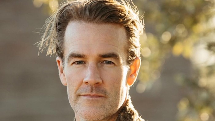 Potret James Van Der Beek bersama keluarga.