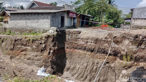 Kondisi jembatan yang di Kecamatan Masbagik, Lombok Timur, NTB, yang tak kunjung diperbaiki, Kamis (12/2/2026). foto (Sanusi Ardi W/detikBali)