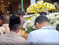 Video Isak Tangis Keluarga Sambut Kedatangan Jenazah Pilot Egon Erawan