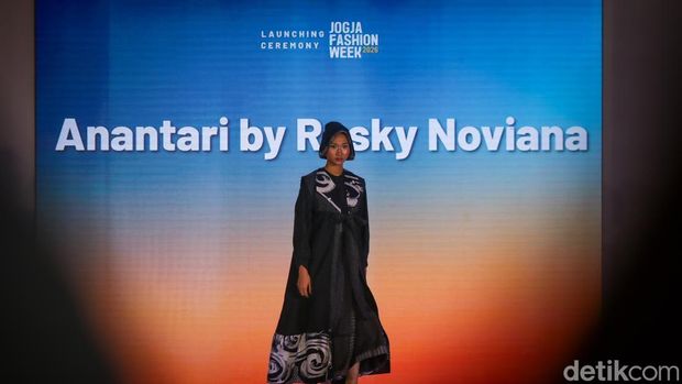 Jogja Fashion Week Peragaan busana di peluncuran Jogja Fashion Week 2026 di GIK UGM, Kamis (12/2/2026)
