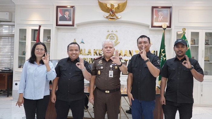 Kajati Sumut Harli Siregar bersama Kabiro detikSumut Baringin Lumban Gaol dan tim di Kantor Kejati Sumut. (Foto: dok Kejati Sumut)